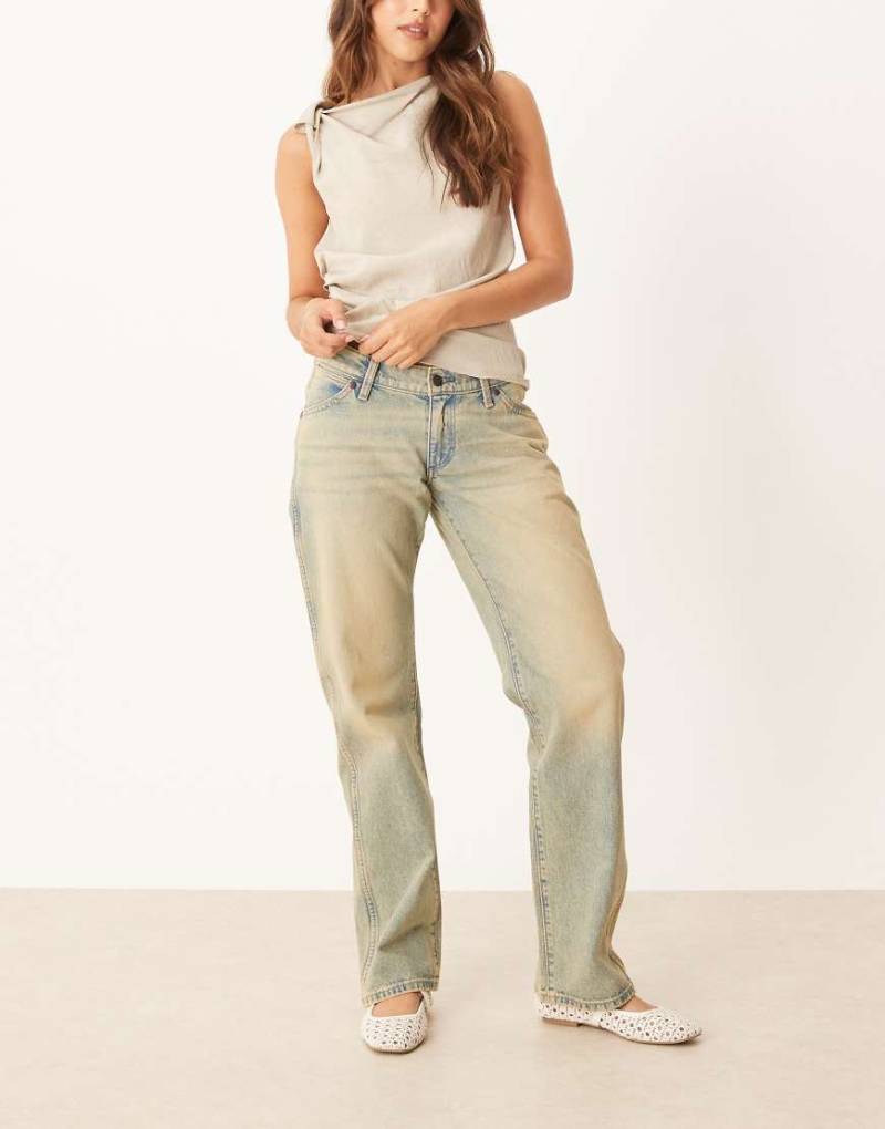 Wrangler - Gerade geschnittene Jeans im Cowboy-Stil in mittelblauer Waschung mit niedrigem Bund von Wrangler