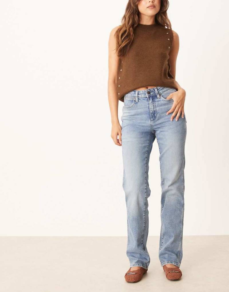 Wrangler - Gerade geschnittene Jeans in hellblauer Acid-Waschung von Wrangler