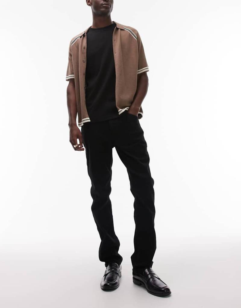 Wrangler - Greensboro - Gerade geschnittene Jeans in Schwarz von Wrangler