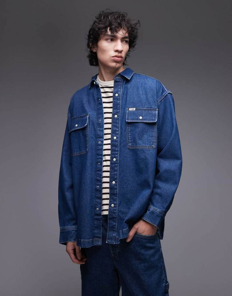 Wrangler - Jeans-Hemdjacke in mittelblauer Waschung mit zwei Taschen von Wrangler