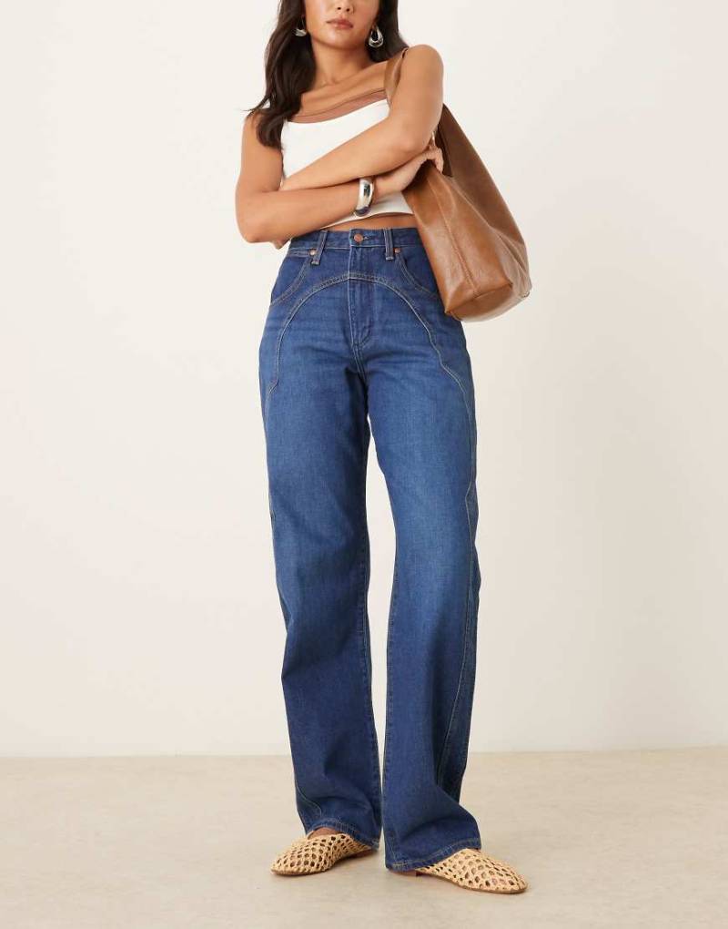 Wrangler - Jeans in dunkelblauer Waschung mit weitem, abgerundetem Bein-Marineblau von Wrangler