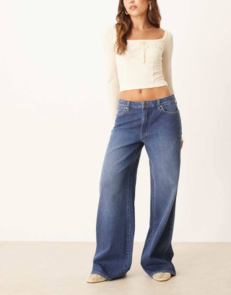 Wrangler - Jeans in mittelblauer Waschung mit weitem Bein von Wrangler
