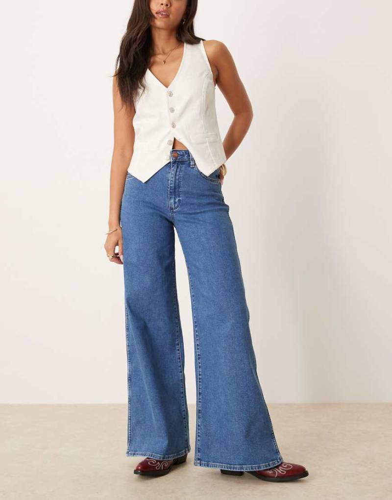 Wrangler - Jeans in mittlerer Vintage-Waschung mit hohem Bund und weitem Bein-Blau von Wrangler