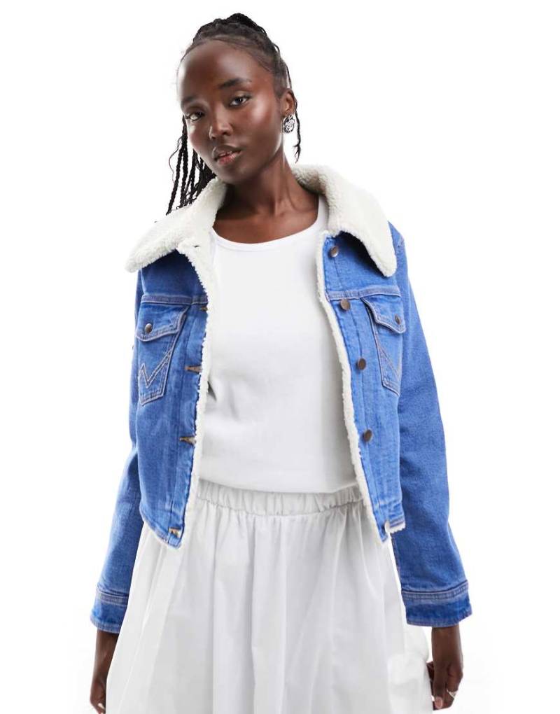 Wrangler - Jeansjacke in Mittelblau mit Teddyfutter und Teddykragen von Wrangler