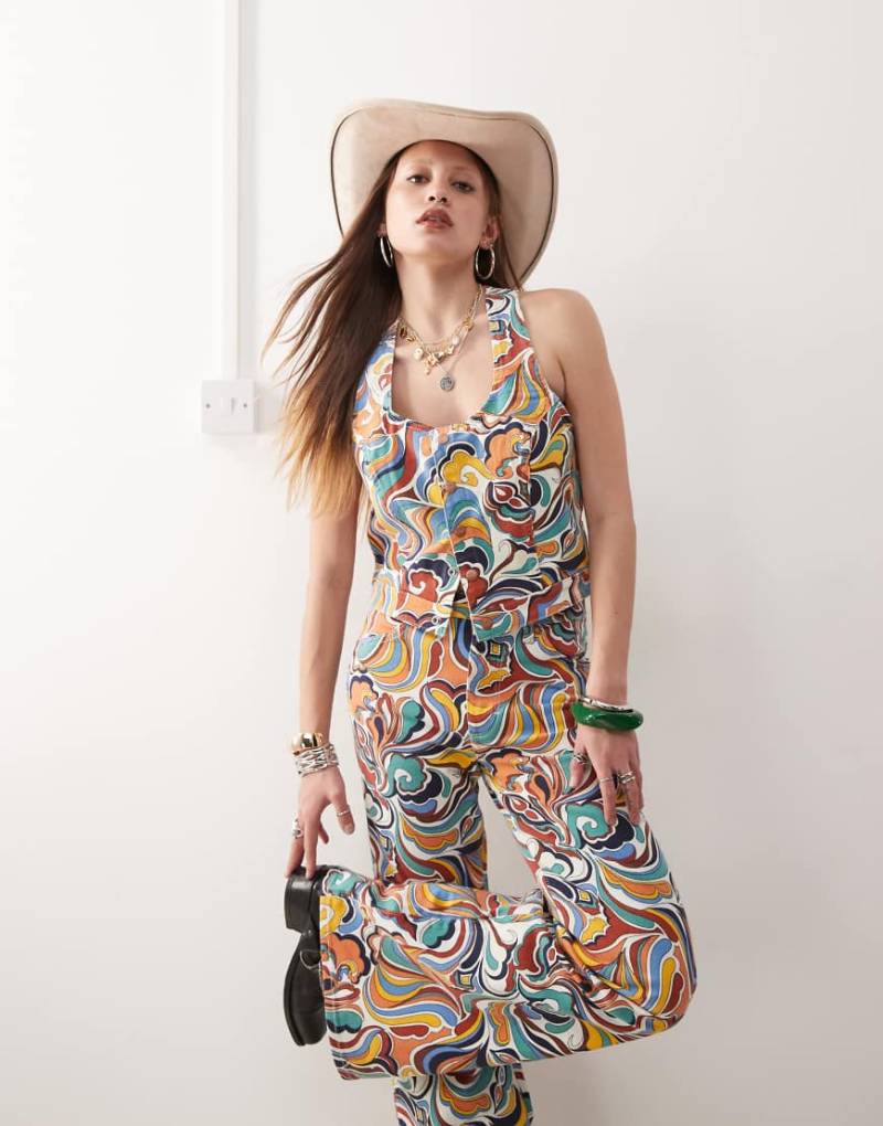 Wrangler - Kurzes Denim-Top mit hellem Allover-Print im Stil der 70er, Kombiteil-Bunt von Wrangler