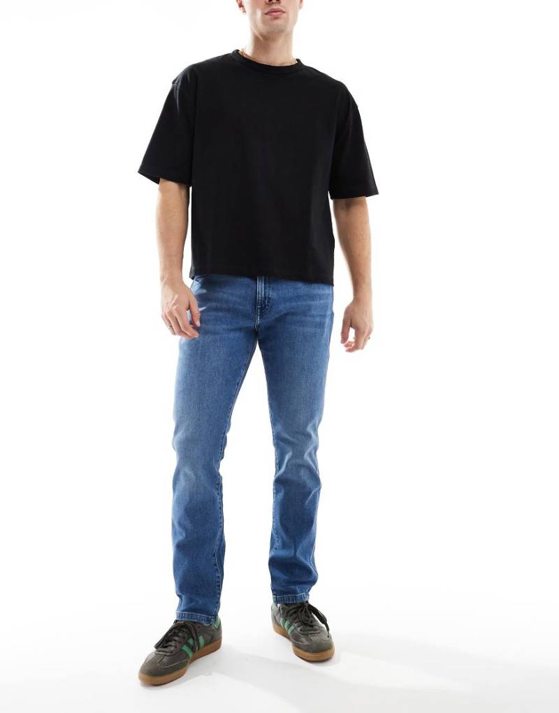 Wrangler - Larston - Enge, schmal zulaufende Jeans in heller Waschung-Blau von Wrangler