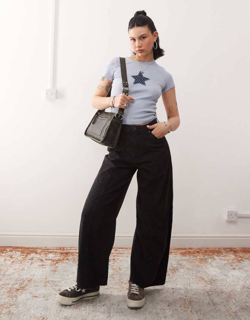 Wrangler - Leichte Cowboy-Fit-Jeanshose in Schwarz mit weitem Bein und Nähten vorne von Wrangler