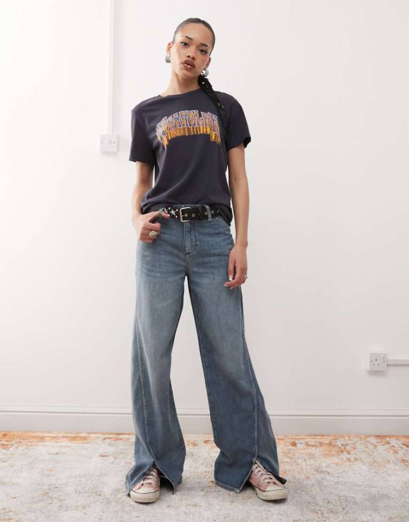 Wrangler - Leichte Jeans in blauer Vintage-Waschung mit lockerem Schnitt und Saumschlitz vorne von Wrangler