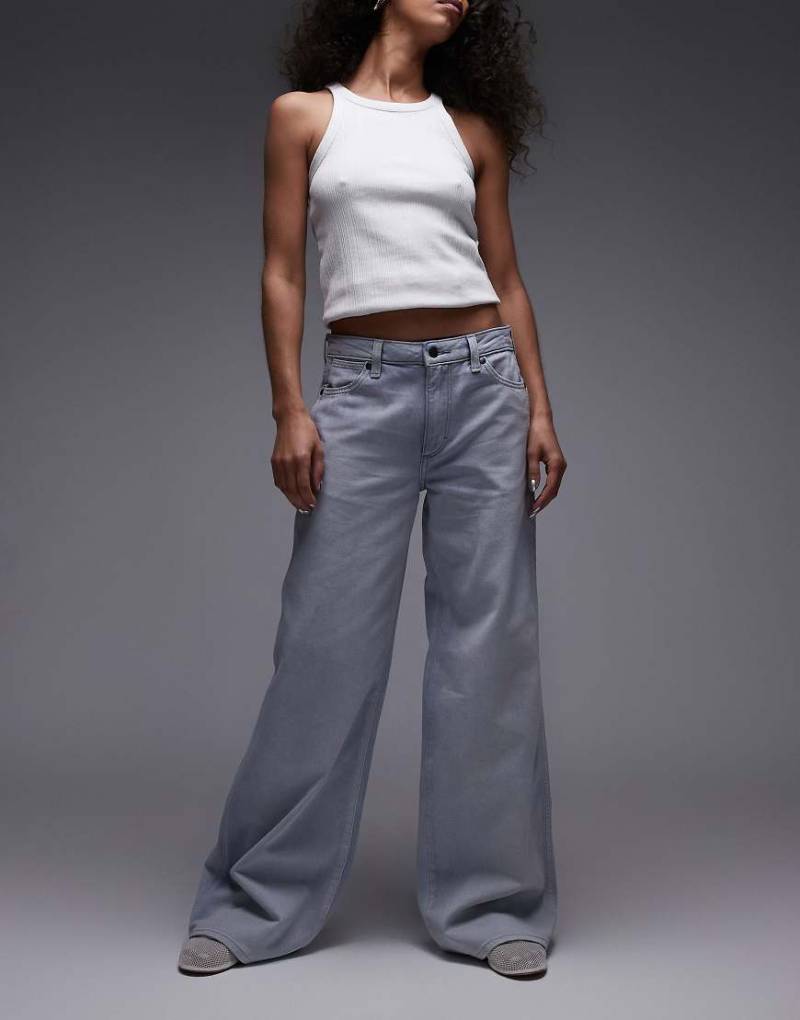 Wrangler - Leichte Jeans in verwaschenem Acid-Blau mit weitem Bein von Wrangler