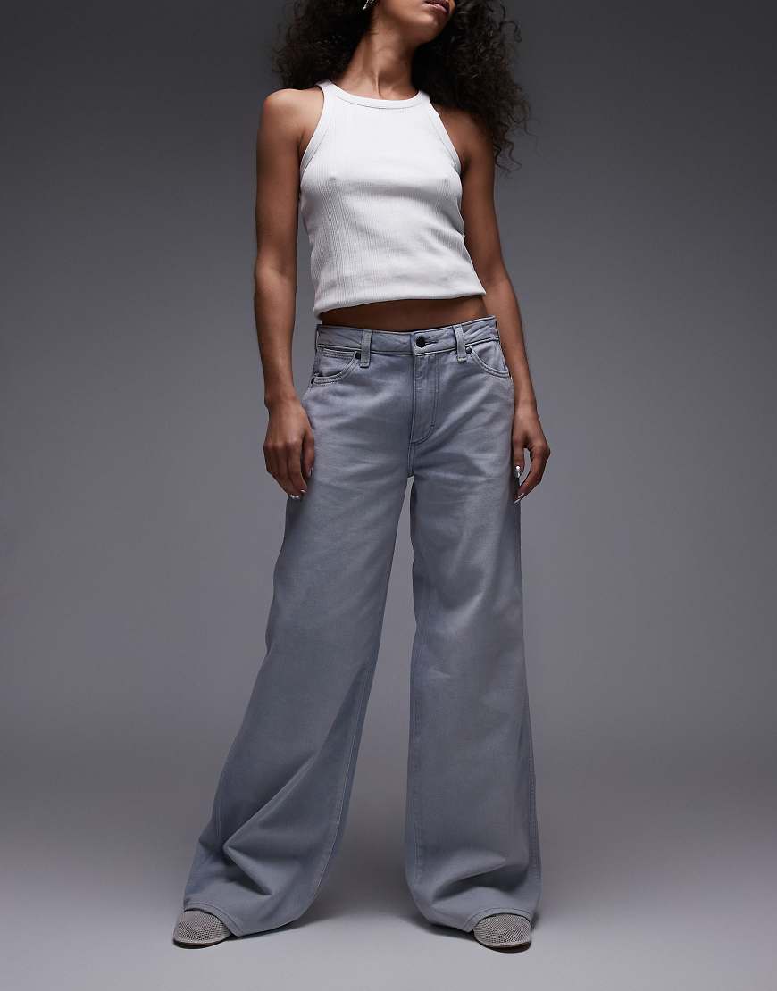 Wrangler - Leichte Jeans in verwaschenem Acid-Blau mit weitem Bein Wrangler - Leichte Jeans in verwaschenem Acid-Blau mit weitem Bein von Wrangler