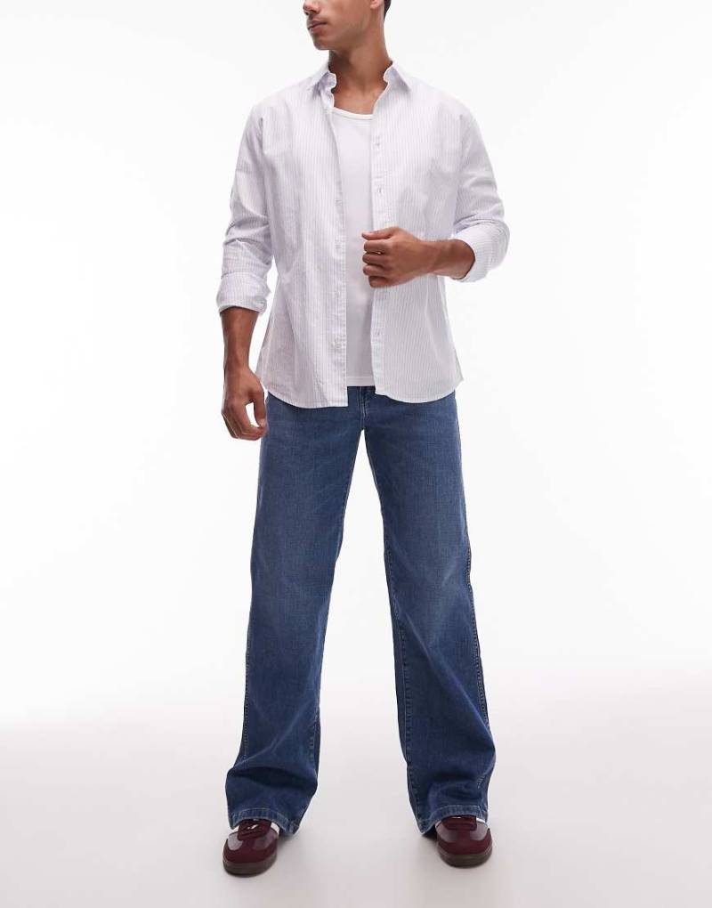 Wrangler - Locker geschnittene Bootcut-Jeans in mittelblauer Waschung von Wrangler