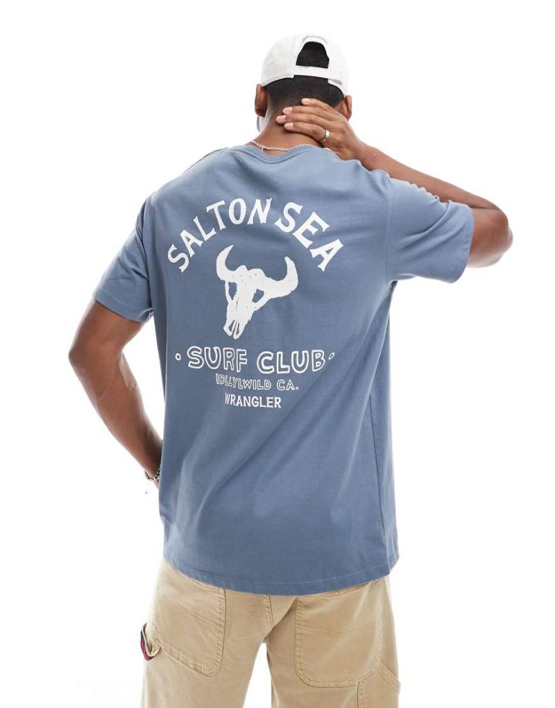 Wrangler - Locker geschnittenes T-Shirt in gedecktem Blau mit „Surf Club"-Print am Rücken von Wrangler