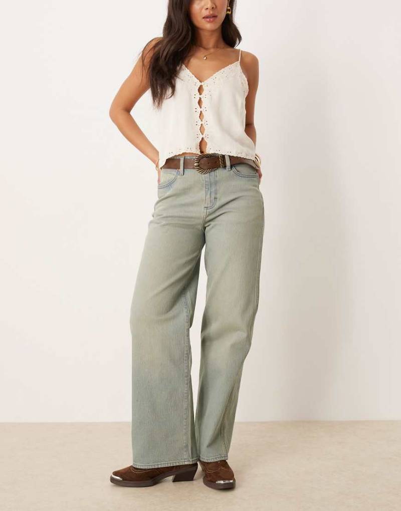 Wrangler - Locker und gerade geschnittene Jeans in hellblauer Acid-Waschung von Wrangler