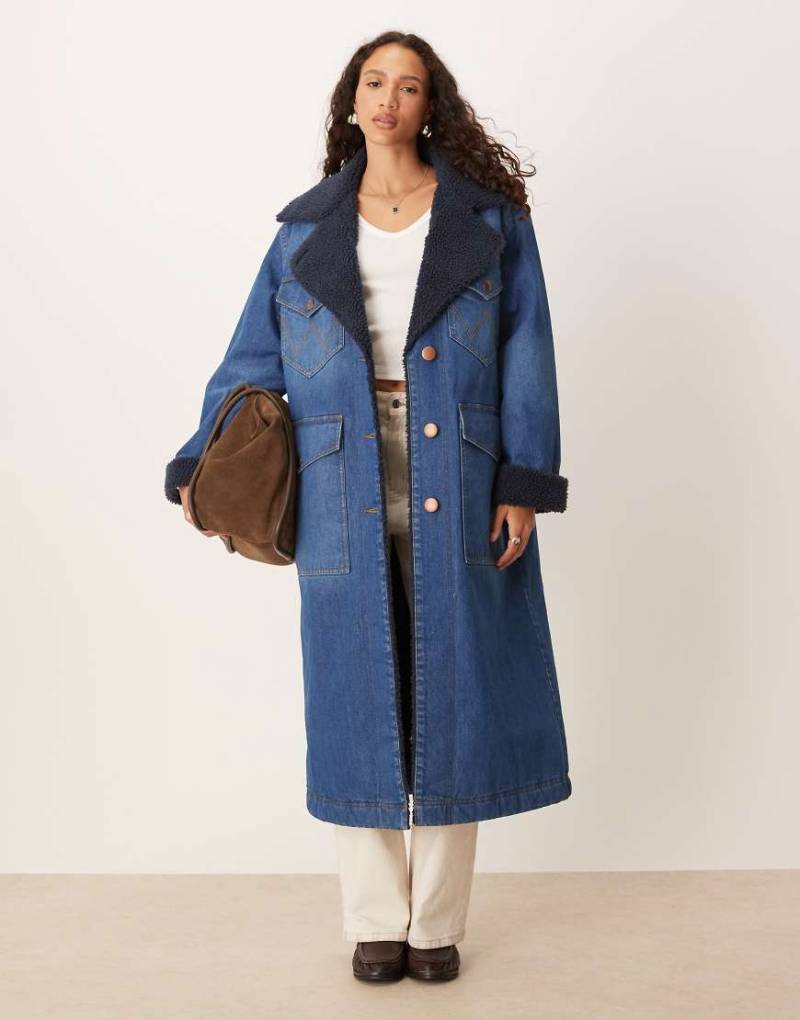 Wrangler - Longline-Trenchcoat aus Denim in dunkelblauer Waschung mit Teddyfell-Futter-Marineblau von Wrangler