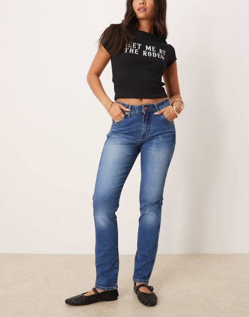 Wrangler - Piper - Eng geschnittene Jeans in mittelblauer Waschung von Wrangler