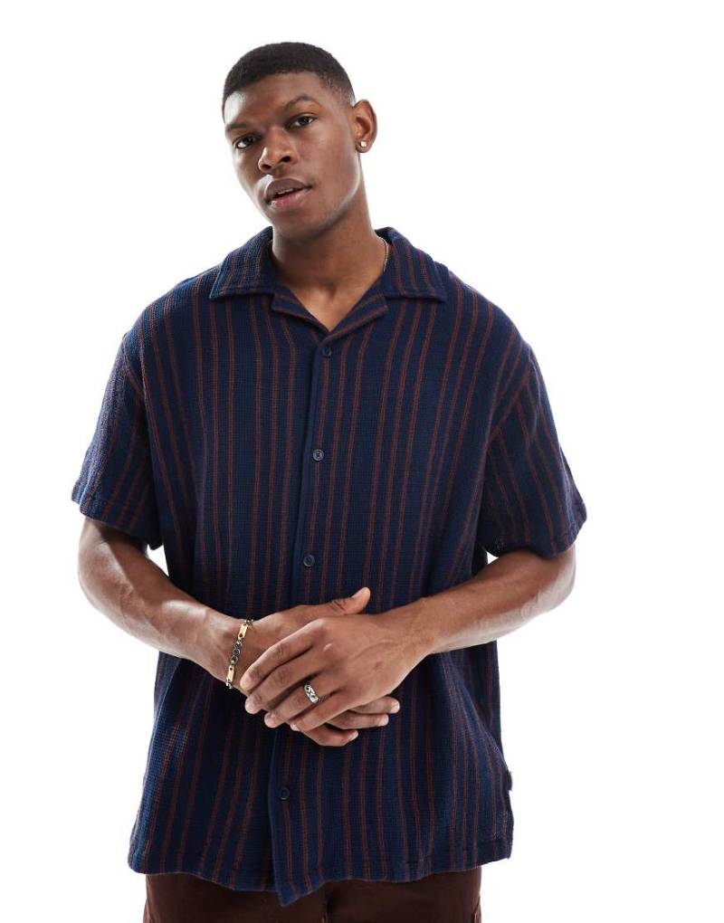 Wrangler - Resort - Kurzärmliges Hemd aus gewebtem Baumwoll-Dobbystoff in gestreiftem Marineblau mit lockerem Schnitt von Wrangler