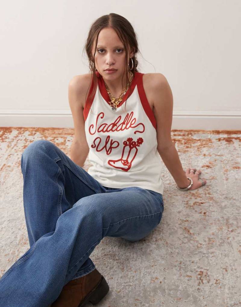 Wrangler - Ringer-Trägertop in Vintage-Weiß und Rot mit Cowboy-Print von Wrangler