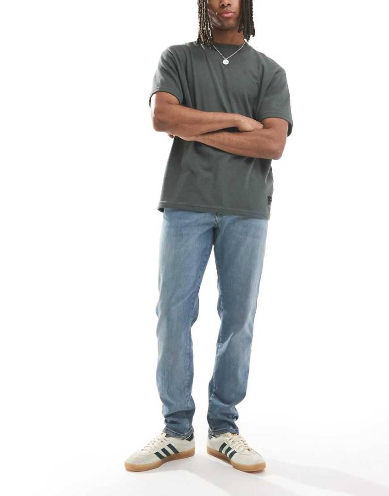 Wrangler - River - Regular-Karottenjeans in verwaschenem Hellblau von Wrangler