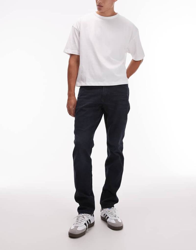 Wrangler - River - Schmal zulaufende Jeans in verwaschenem Dunkelblau mit regulärer Passform-Marineblau von Wrangler