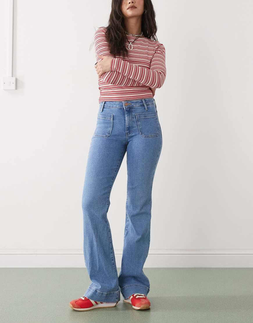 Wrangler - Schlagjeans in Hellblau mit Vordertaschen Wrangler - Schlagjeans in Hellblau mit Vordertaschen von Wrangler