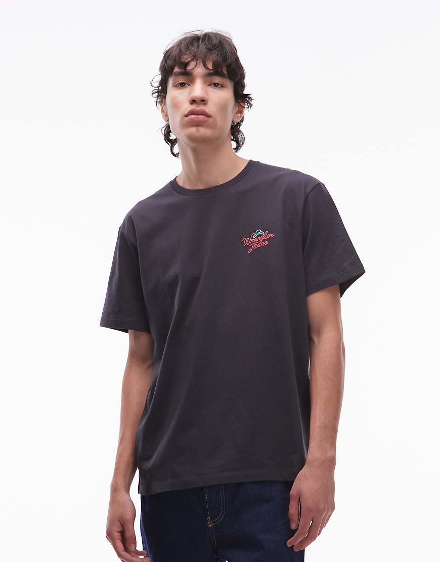 Wrangler - T-Shirt in verwaschenem Schwarz mit Schriftzug-Logo und Motiv Wrangler - T-Shirt in verwaschenem Schwarz mit Schriftzug-Logo und Motiv von Wrangler