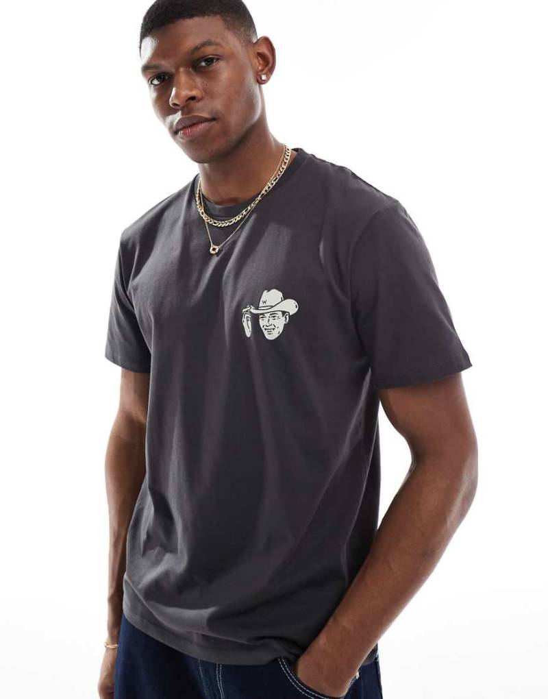 Wrangler - T-Shirt in verwaschenem Schwarz mit kleinem Cowboy-Print von Wrangler