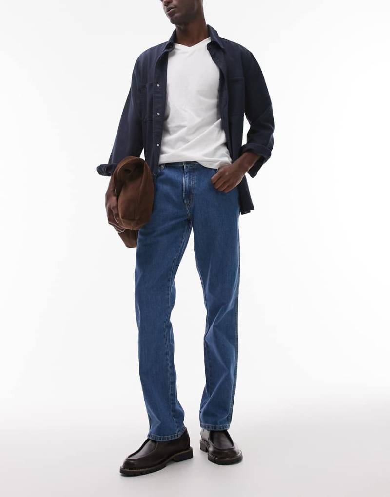 Wrangler - Texas - Gerade geschnittene Jeans in verwaschenem Mittelblau von Wrangler