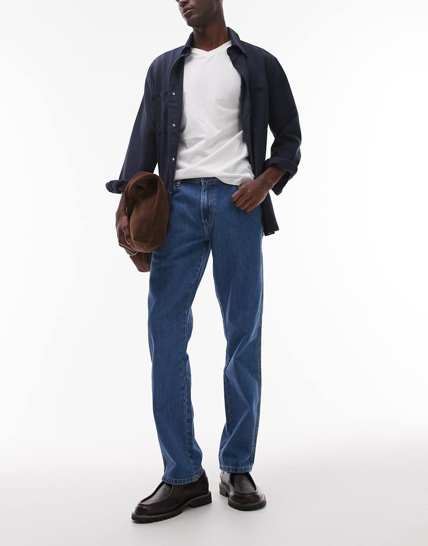 Wrangler - Texas - Gerade geschnittene Jeans in verwaschenem Mittelblau Wrangler - Texas - Gerade geschnittene Jeans in verwaschenem Mittelblau von Wrangler
