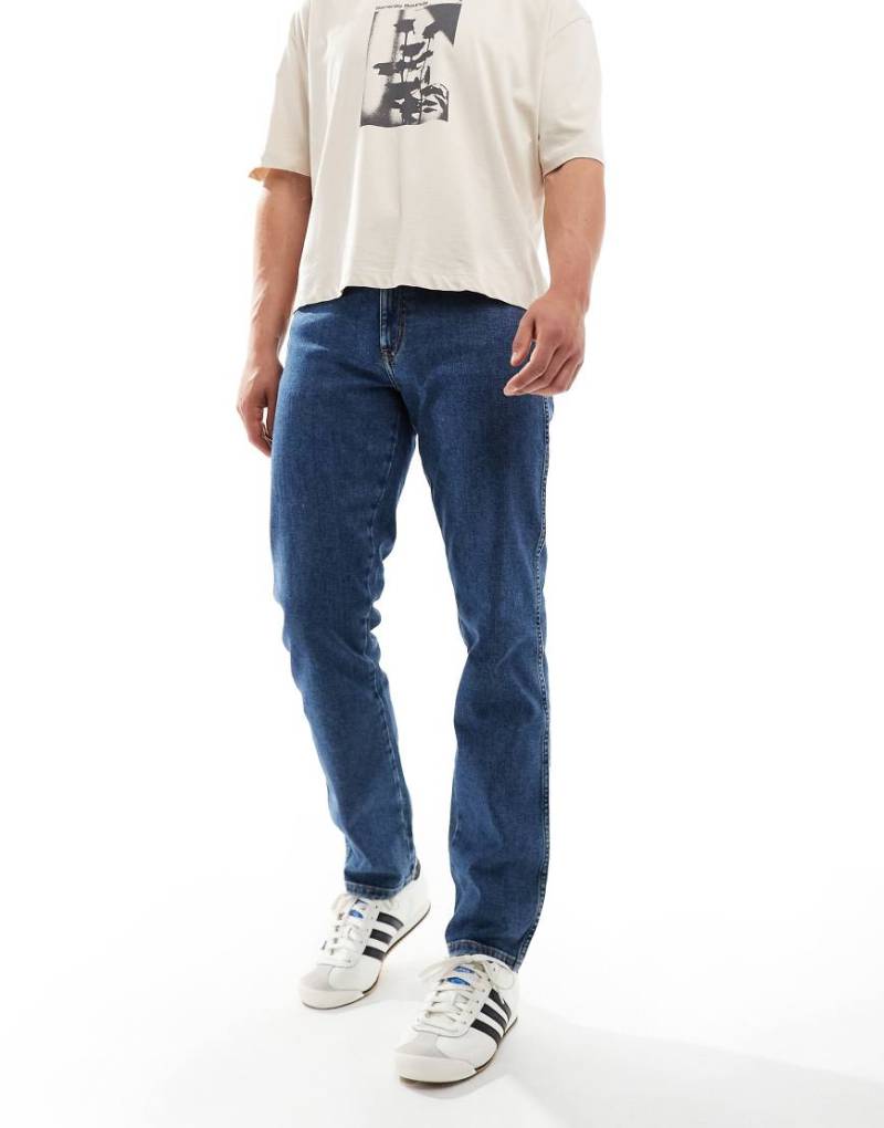 Wrangler - Texas - Schmal geschnittene Jeans in mittlerer Waschung-Blau von Wrangler