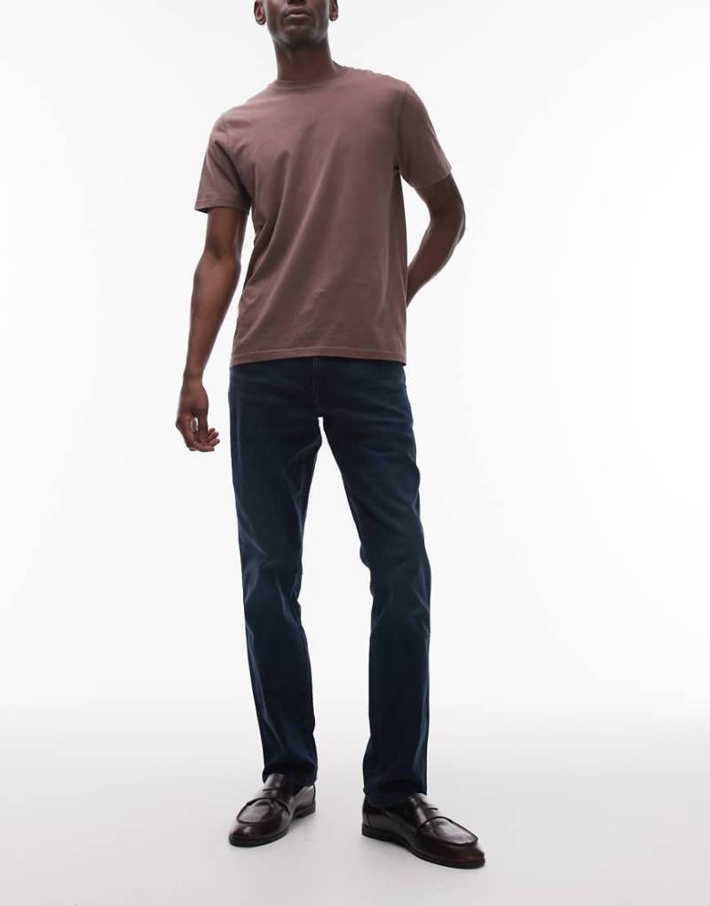 Wrangler - Texas - Schmal geschnittene Jeans in verwaschenem Indigoblau-Schwarz von Wrangler