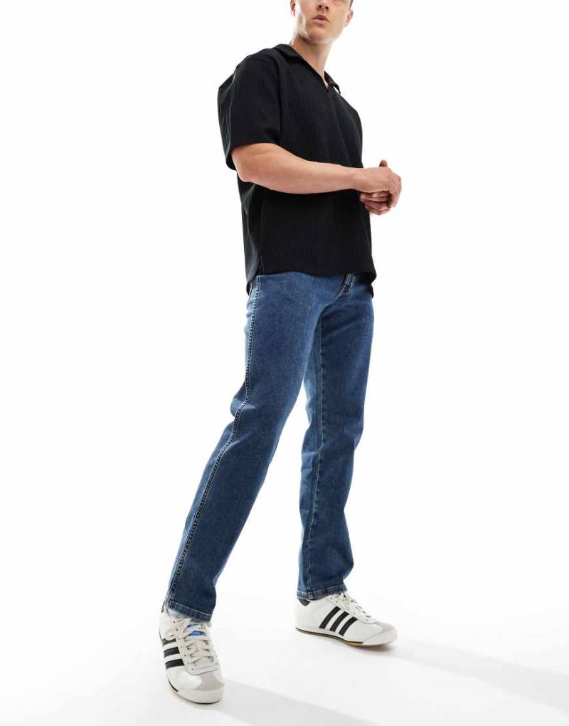 Wrangler - Texas - Straight Fit Jeans in mittlerer Waschung-Blau von Wrangler