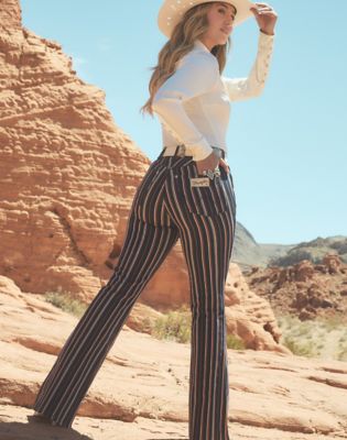 Wrangler Wrangler x Lainey Wilson Striped Flare Multicolor Größe 30 x32 von Wrangler