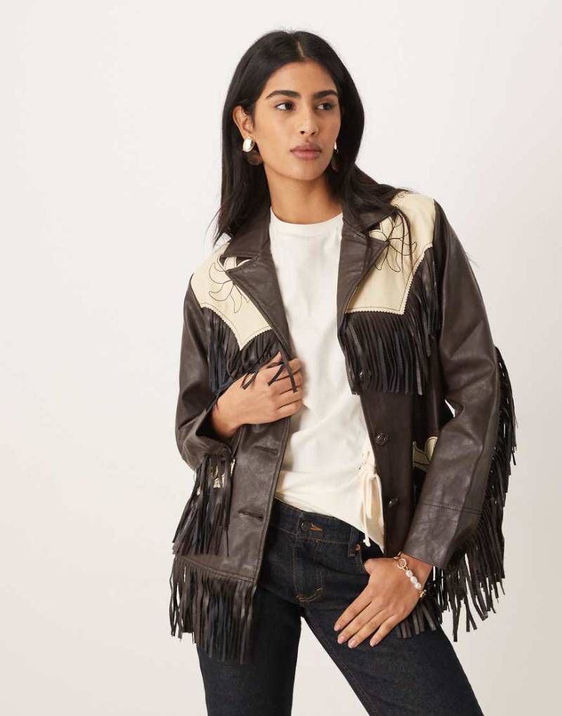 Wrangler x Lainey Wilson - Jacke aus Kunstleder in Braun mit Fransen-Brown von Wrangler