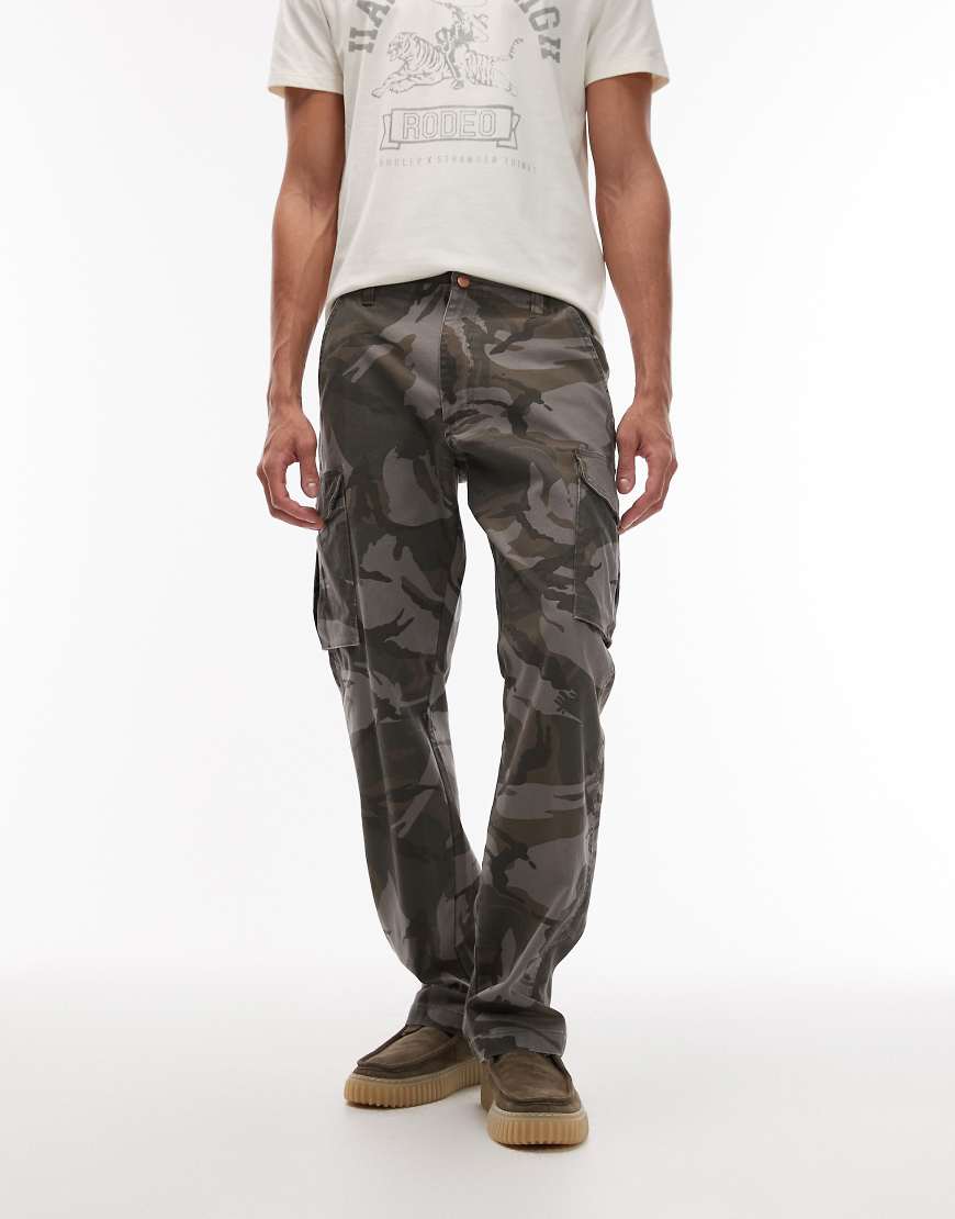 Wrangler x Stranger Things - Cargohose in Grün mit Military-Muster von Wrangler