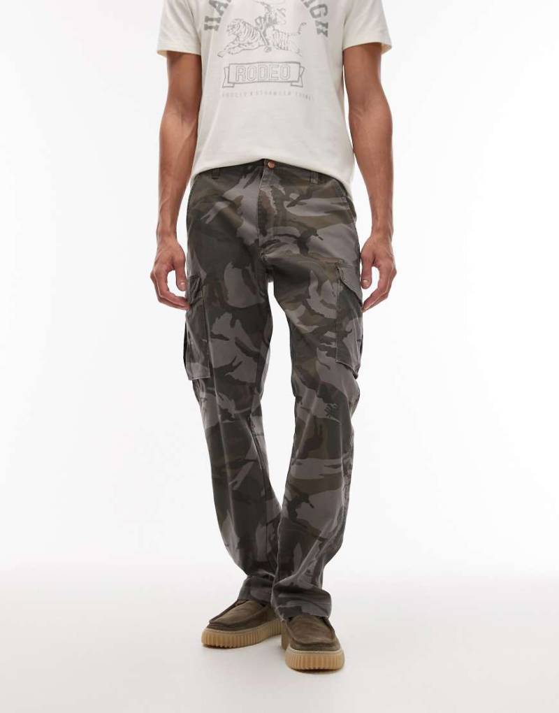 Wrangler x Stranger Things - Cargohose in Grün mit Military-Muster von Wrangler