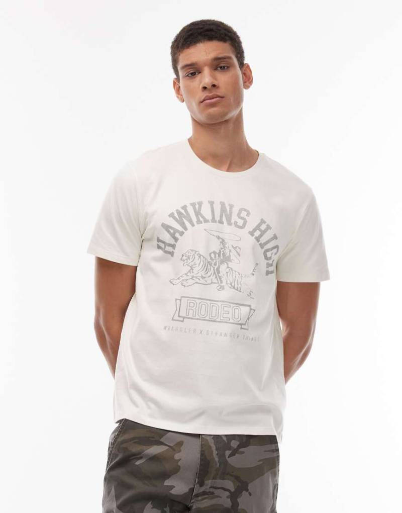 Wrangler x Stranger Things - T-Shirt in Weiß mit „Hawkins High"-Print vorne von Wrangler