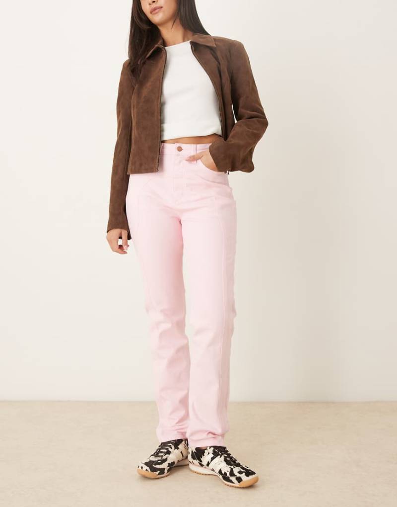 Wrangler x Strangler Things - Nancy - Jeans aus Denim in Hellrosa von Wrangler