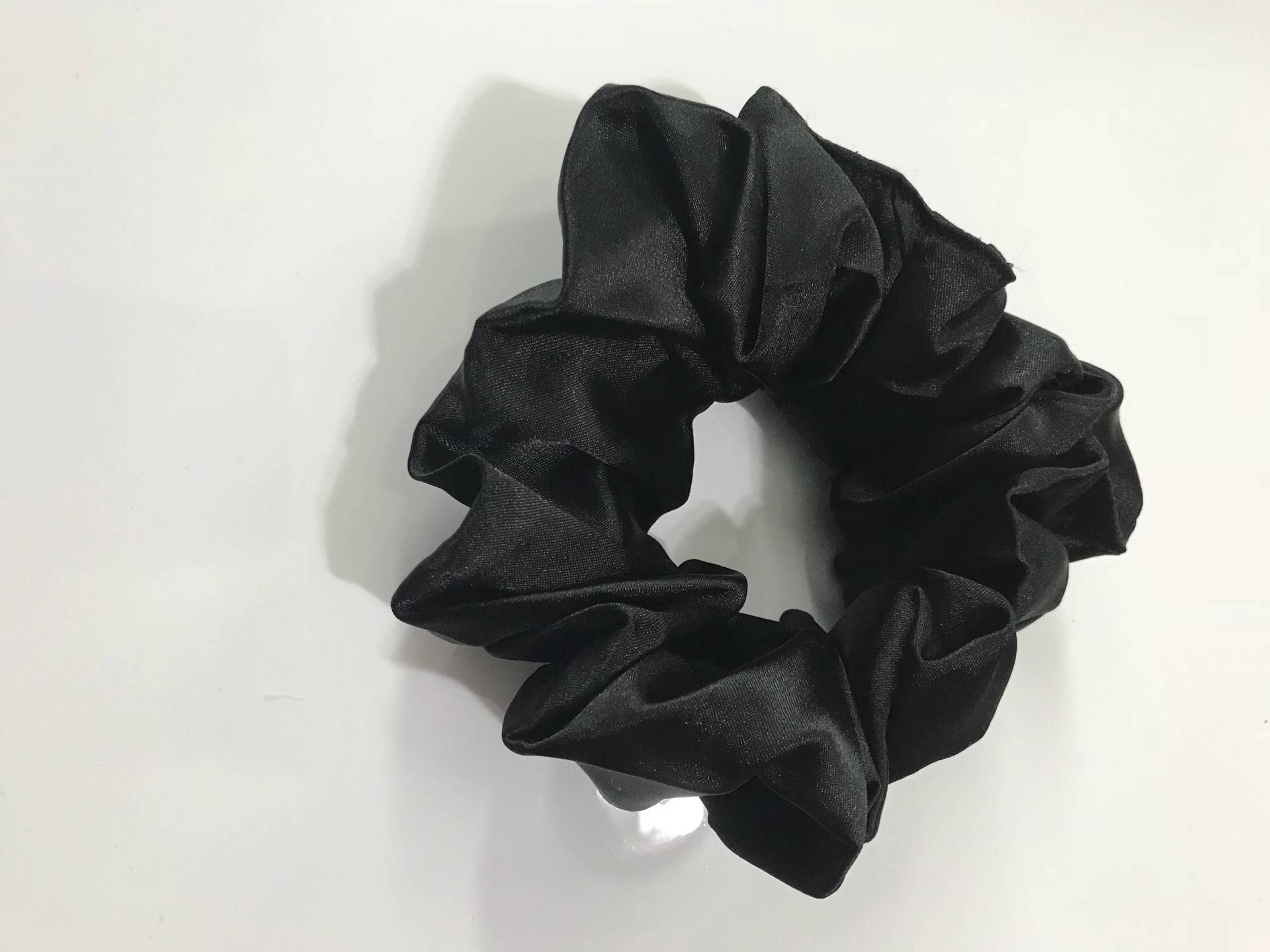 Schwarzes Satin Scrunchie - Haaraccessoires - Boho - Hippi Style Schwarzes Satin Scrunchie - Haaraccessoires - Boho - Hippi Style von WrapWithJahfya
