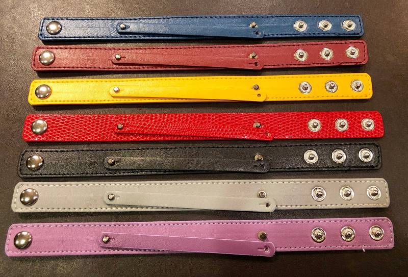 Mischfarbe Diy Extra Lange Kunstleder Verstellbare Druckknopf-Armbänder/Armbänder Armreifen Für 8mm Schiebebuchstaben Und Charms von WrapYaWrist