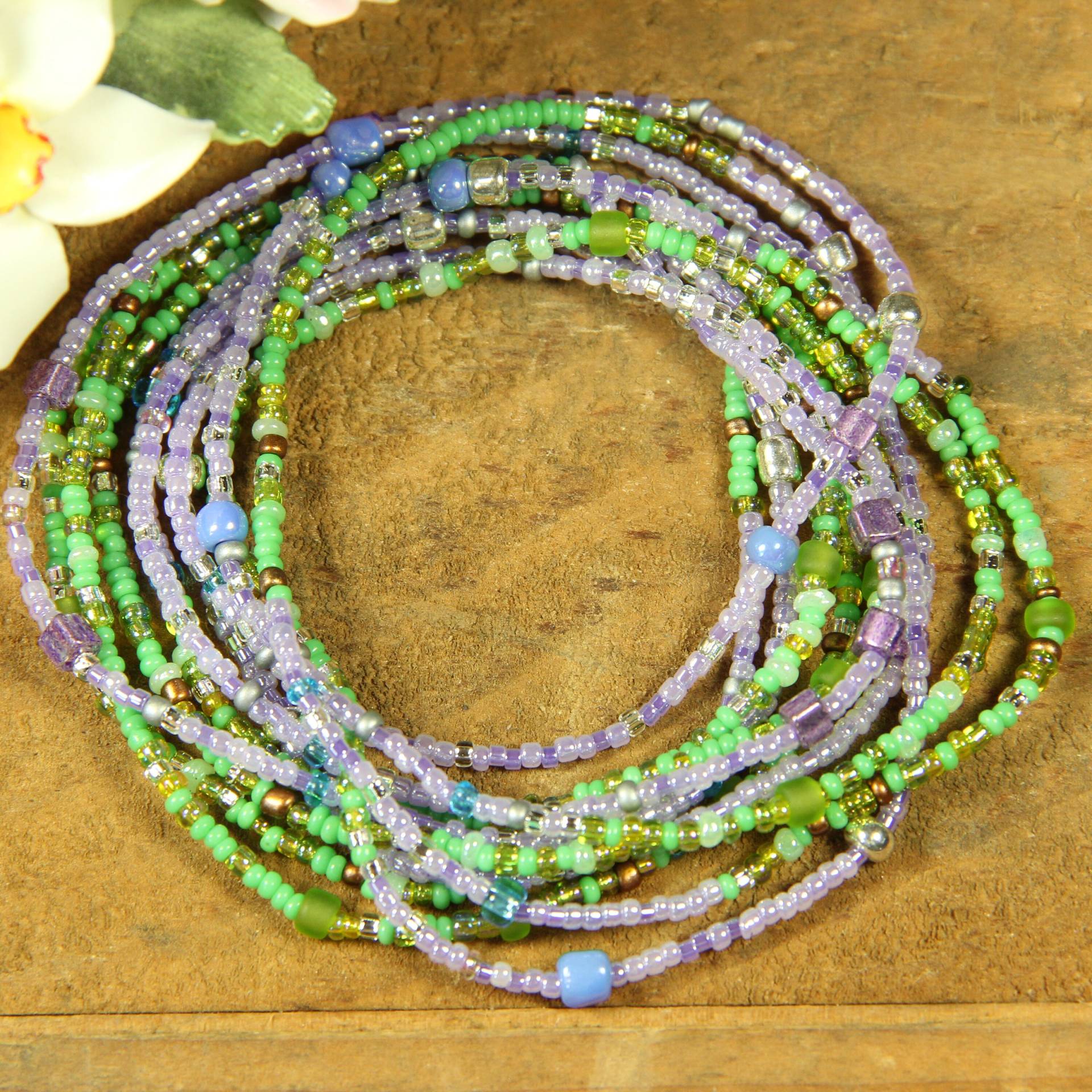 Flieder in Bloom Dehnbar Samen Perle Wrap Armband Schmuck Mit Lila, Grün, Braun Und Blau Perlen Stapeln Stapelbar Stretch von WrappedInColorDesign