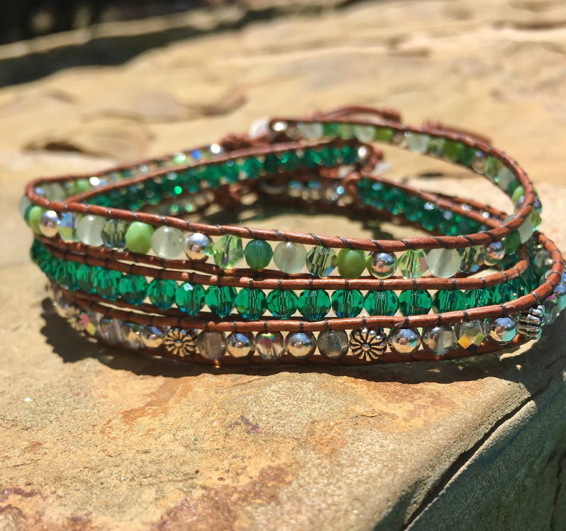 Grüne Kristalle, Steine & Silber Ankle Stack von Wrappedtowear