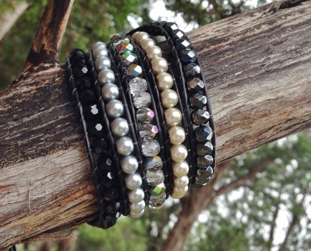 Im Verkauf Schwarzer Kristall Und Perle 5-Wrap Im Verkauf Schwarzer Kristall Und Perle 5-Wrap von Wrappedtowear