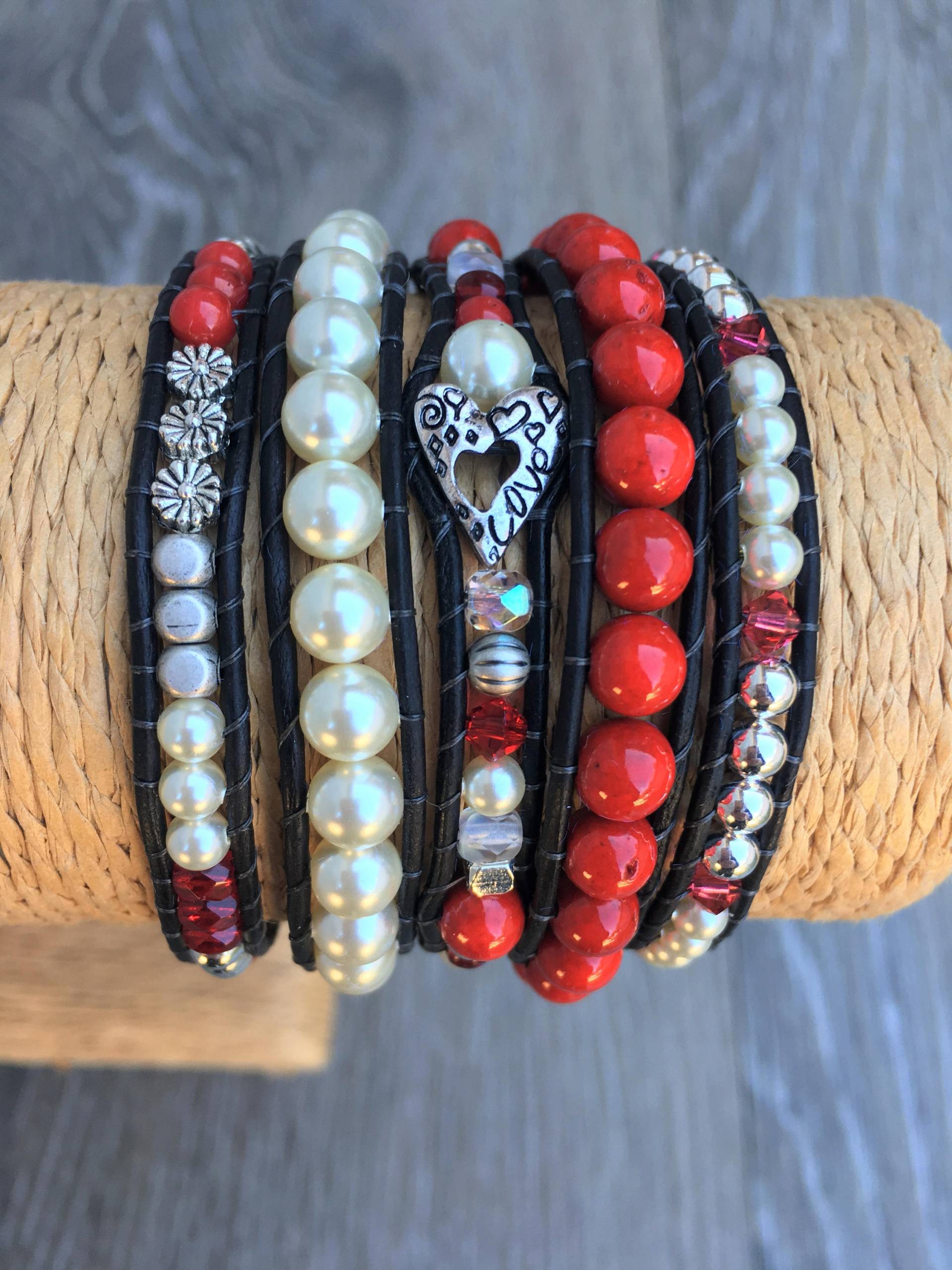 Red&pearl W/Heart Wrap Stack Set Von 5 Einzel Wraps von Wrappedtowear