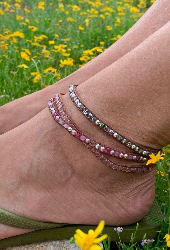Rosa Kristalle, Perlen & Silber Ankle Stack Rosa Kristalle, Perlen & Silber Ankle Stack von Wrappedtowear