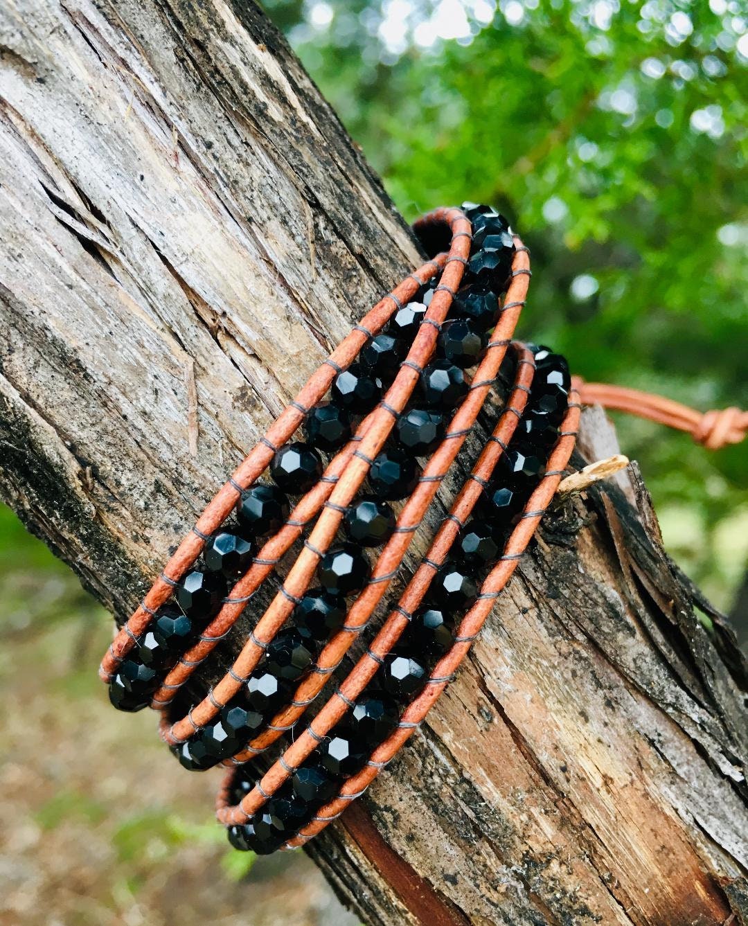 Schwarzes Kristall Armband/Hutband 3-Fach Wickel von Wrappedtowear