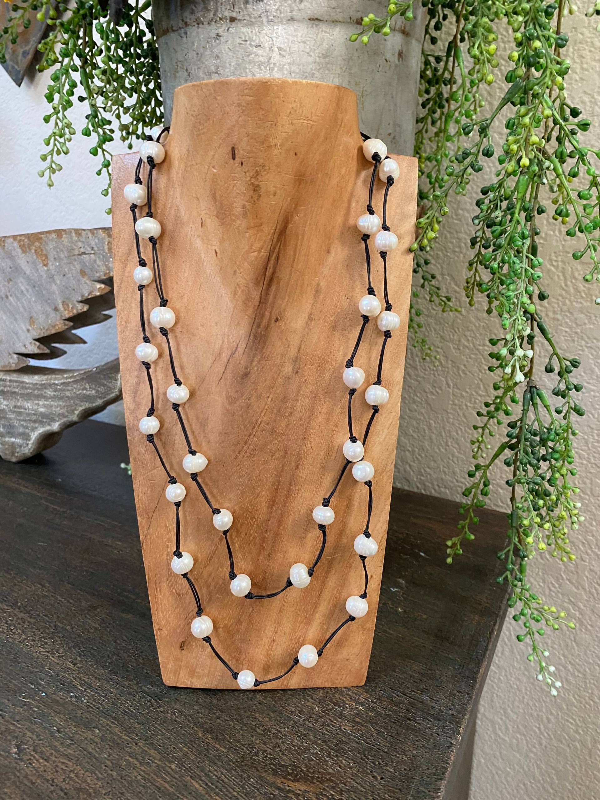 Süßwasserkartoffel Perle & Leder Knotty Wrap/Halskette von Wrappedtowear