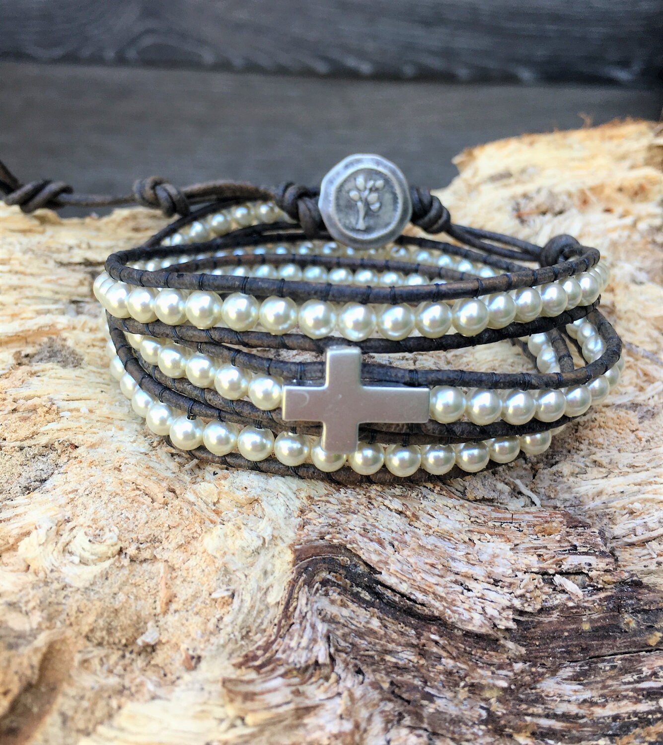 Swarovski Perle Und Sterlingsilber Kreuz 3-Wrap von Wrappedtowear