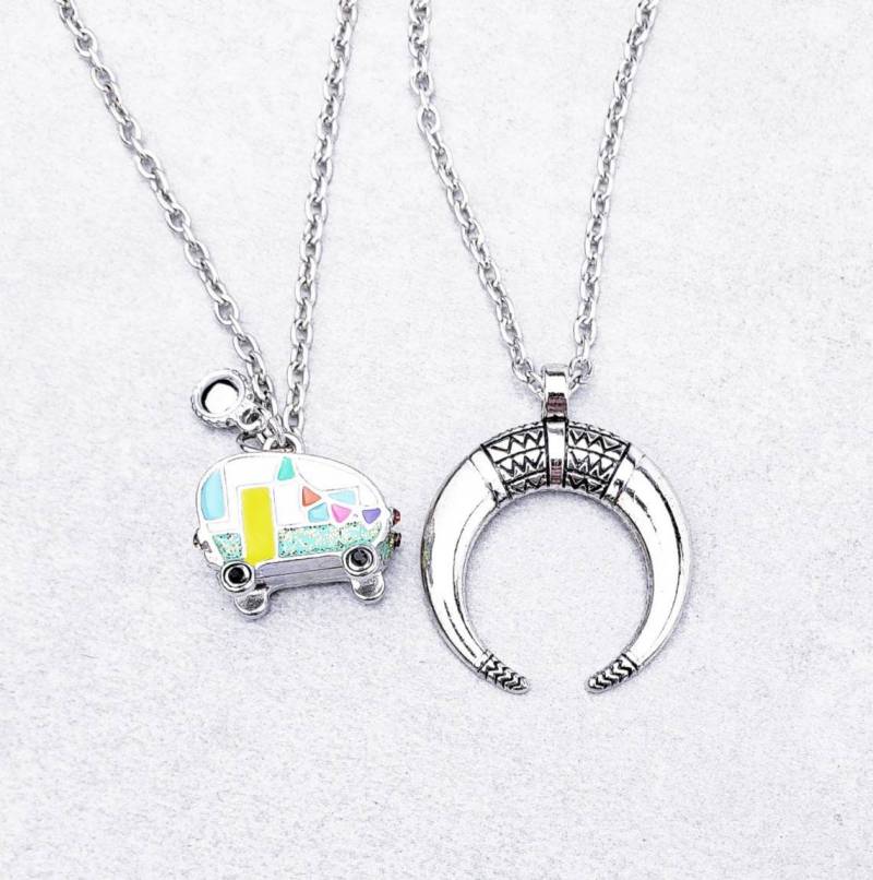Abenteurer Halsketten-Set | Glücklicher Camper Anhänger Silber Halskette Doppel Halbmond Horn Zarte Schmuck Set von WrapsOhDee