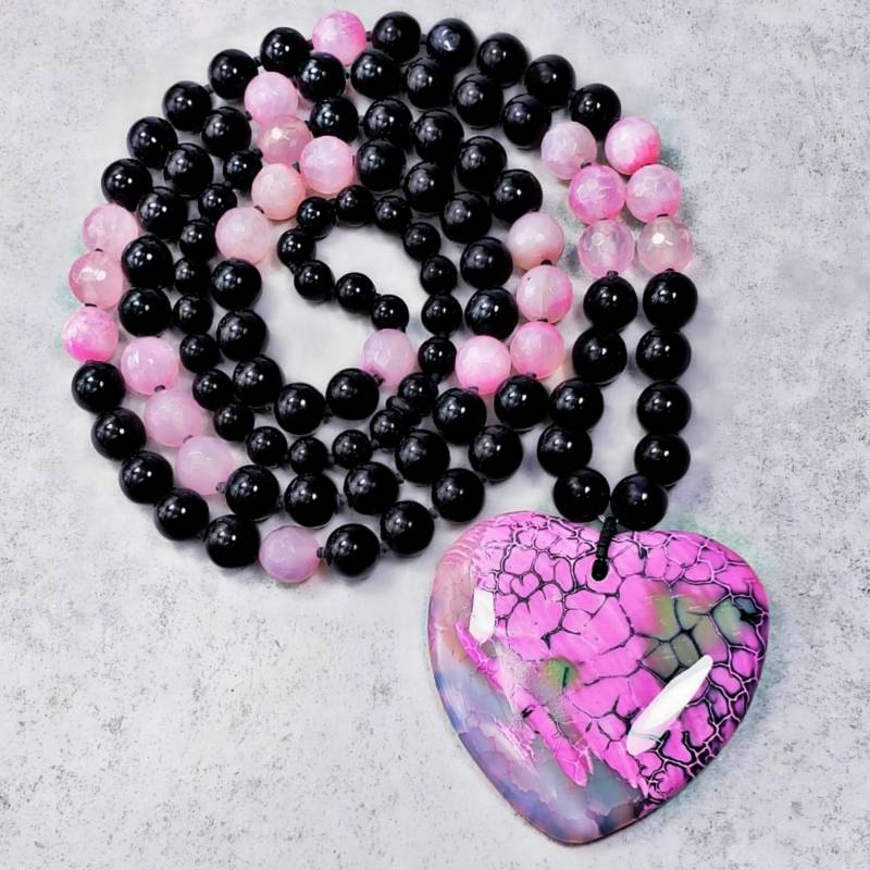 Pink Dragon Vein Achat Herz Stein Anhänger Lange Halskette | Schwarz Onyx Edelstein Rosa Und Schwarze Perlen von WrapsOhDee