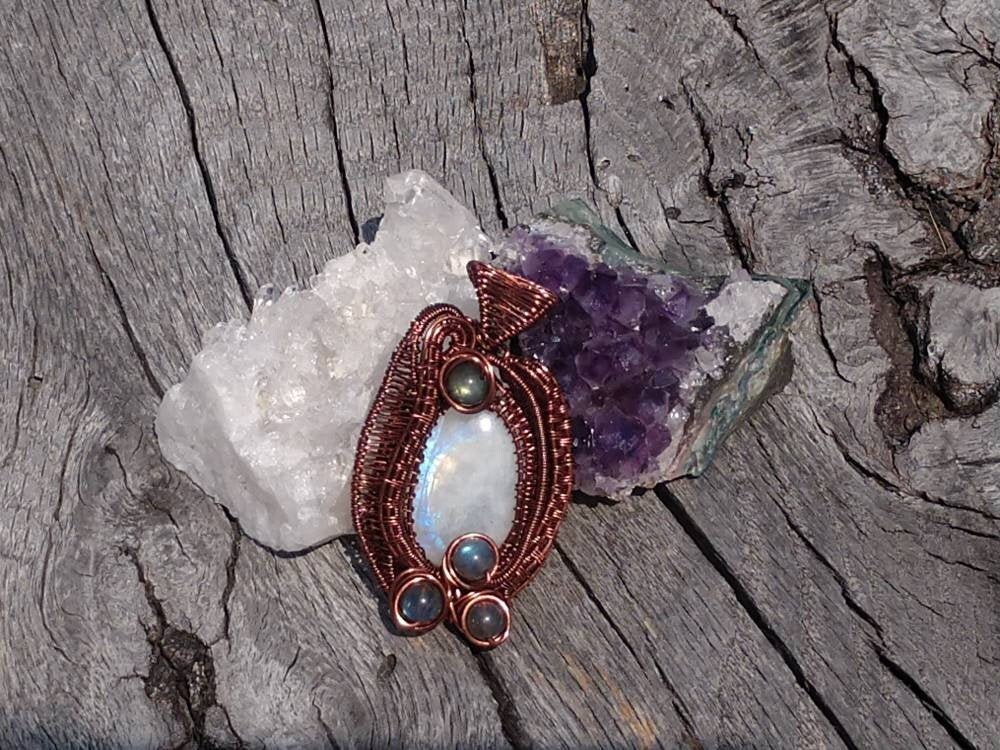 Bezaubernde Wire Wrapped Anhänger Mit Regenbogen Mondstein Und Labradorit Perlen von WrapsforDream